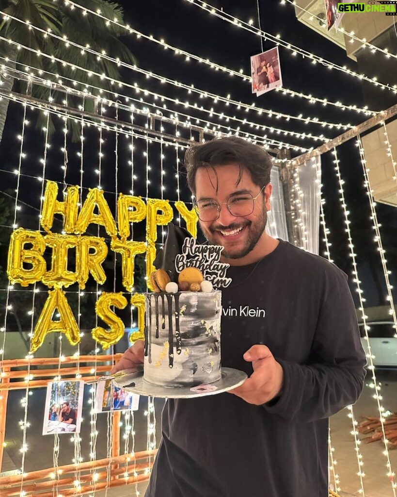 Asim Azhar Instagram - Best. birthday. ever. 💗🎂🎉🎈