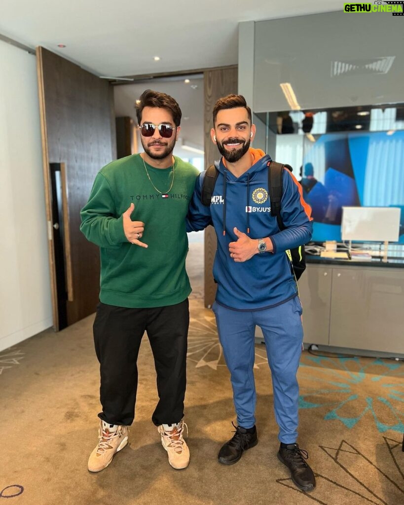Asim Azhar Instagram - I was always a fan of your cricket, but now a bigger fan of the person you are. Thank you for your time and kindness @virat.kohli bhai. ♥️ Melbourne, Victoria, Australia