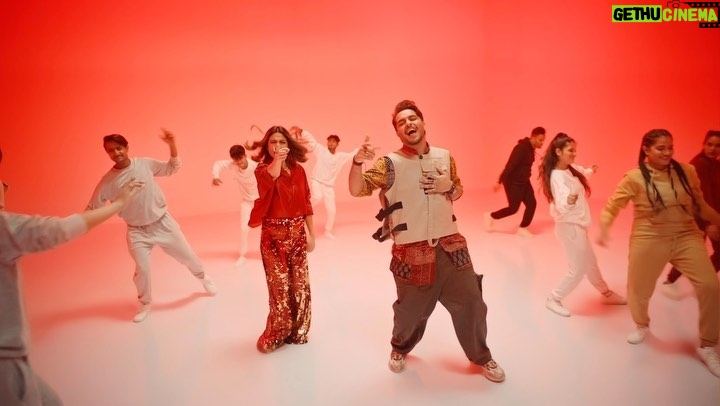Asim Azhar Instagram - Khel Dil Mein Hai π΅π°β‘οΈπ i honestly love this anthem. come on Pakistan!!! π΅π° letβs play the world cup with all your heart. now listen, dance, play & enjoy!!! π₯ @meesha.shafi x @asimazhar x @iamevaab | @jazzdigital πΆ produced by @abdullah.s.siddiqui π₯ directed by @hassan.dawar