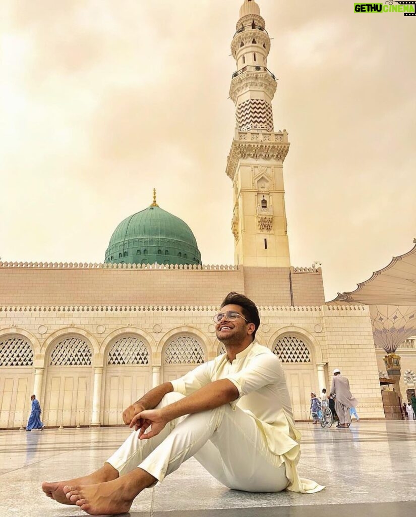 Asim Azhar Instagram - Assalatu Wassalmu Alaika Ya Rasool Allah (saw) #eidmiladunnabiﷺmubarak 💚 Masjid Nabawi, Madinah Al-Munawwarah