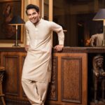 Asim Azhar Instagram - socha tumne kabhi ye kis dorh mai hain hum, nafrat mohabbat se barhke kyun seh rahe hain hum