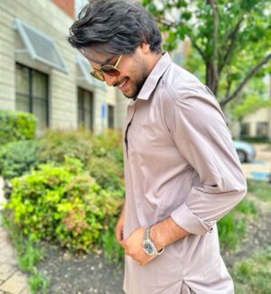 Asim Azhar Instagram - Pardes se aap sabko .. EID MUBARAK 😊
