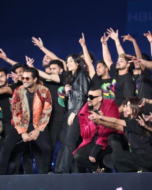 Asim Azhar Instagram - This week was awesome. 🙏🏽💗

• wrote & sung @thepsl official anthem ✅ 
• performed at the opening of the biggest event in 🇵🇰 
• wrote, composed & sung the @karachikingsary official anthem 💙