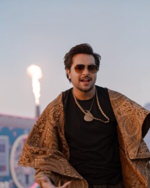 Asim Azhar Instagram - This week was awesome. 🙏🏽💗

• wrote & sung @thepsl official anthem ✅ 
• performed at the opening of the biggest event in 🇵🇰 
• wrote, composed & sung the @karachikingsary official anthem 💙