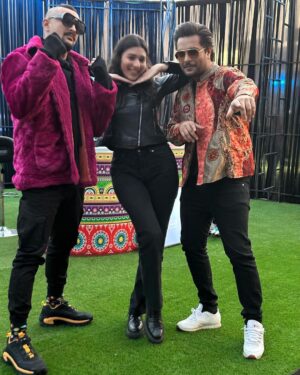 Asim Azhar Instagram - This week was awesome. 🙏🏽💗

• wrote & sung @thepsl official anthem ✅ 
• performed at the opening of the biggest event in 🇵🇰 
• wrote, composed & sung the @karachikingsary official anthem 💙
