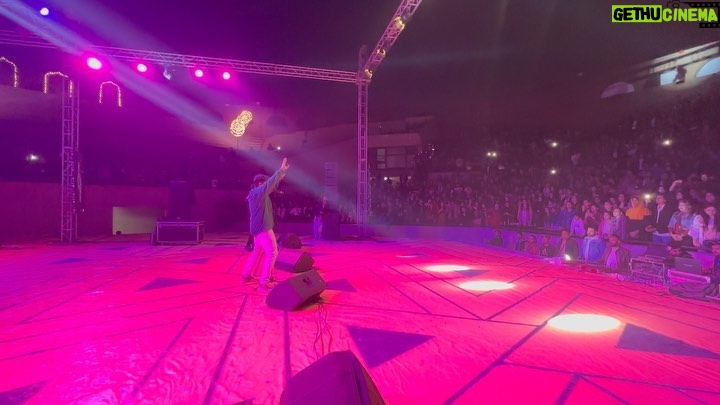 Asim Azhar Instagram - L A H O R E 💗💗💗💗💗 what a night man 🔥🔥🔥 we sold out alhamra !!!! Alhamra Open Air Theatre