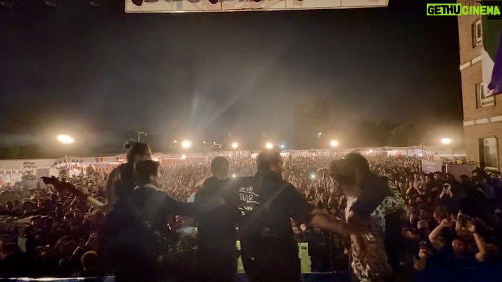 Asim Azhar Instagram - ISLAMABAD / PINDI 💗💗💗💗💗💗💗 thank u for making this the best birthday ever. I am so lucky to have you guys. i love u so much. aap log ke saamne barha hua houn, ghaltiaa bhi ki, sab kuch kiya, leken aap ka pyar kabhi nahi kam hua. Aur uske liye mai bohat shukar guzar houn. Bas aise hi humesha apna samajh ke pyar karte rehna. I love u guys so much. Thora zyada emo hogaya. Sorry. 💗😢