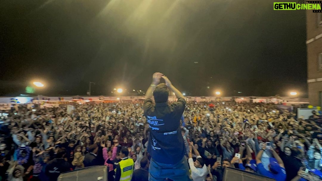 Asim Azhar Instagram - ISLAMABAD / PINDI 💗💗💗💗💗💗💗 thank u for making this the best birthday ever. I am so lucky to have you guys. i love u so much. aap log ke saamne barha hua houn, ghaltiaa bhi ki, sab kuch kiya, leken aap ka pyar kabhi nahi kam hua. Aur uske liye mai bohat shukar guzar houn. Bas aise hi humesha apna samajh ke pyar karte rehna. I love u guys so much. Thora zyada emo hogaya. Sorry. 💗😢
