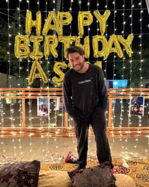 Asim Azhar Instagram - Best. birthday. ever. 💗🎂🎉🎈