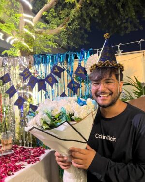 Asim Azhar Instagram - Best. birthday. ever. 💗🎂🎉🎈