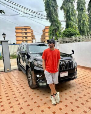Asim Azhar Instagram - Alhamdulillah for everything. 🙏🏽❤️

Sharing a little moment of happiness with you guys today. Thank you for making all my dreams come true. 

Please say MashaAllah 😋 #newride