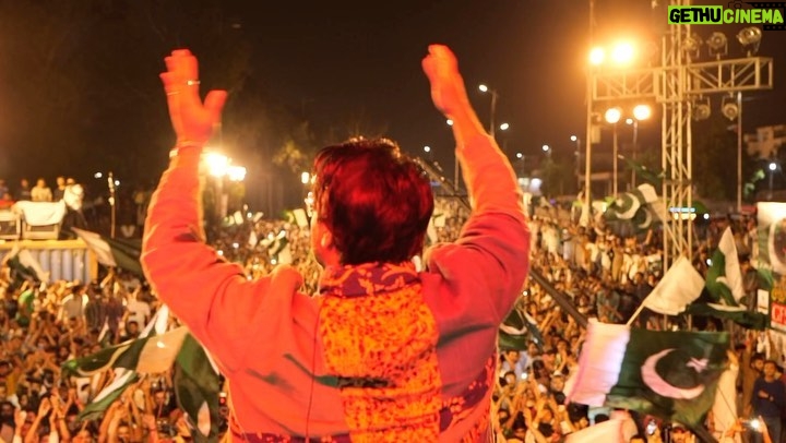 Asim Azhar Instagram - crowd hou tou aisi !!! 😍 this is how me & my city celebrated last night 💚🇵🇰 Karachi, Pakistan