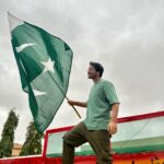 Asim Azhar Instagram - Dil dil Pakistan, jaan jaan Pakistan, humesha 💚 Happy Independence Day to all my Pakistani’s 🇵🇰 #jashneazadimubarak #14thAugust