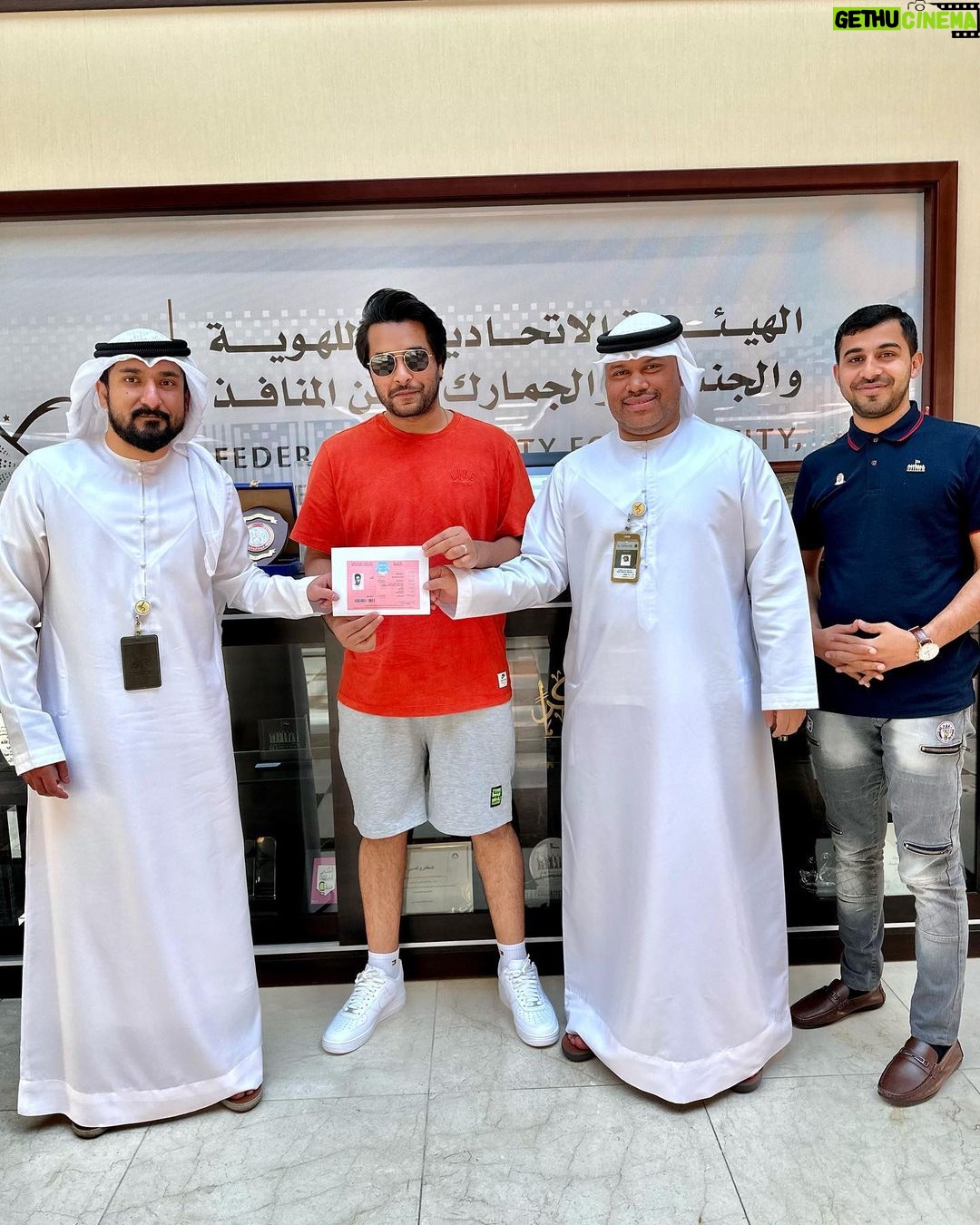 Asim Azhar Instagram - Pakistan ke baad agar koi jaga ghar lagti hai tou wo 🇦🇪 hai, and now i can officially call it my second home 💚 So honoured to receive my Golden Visa. Thank you @gdrfadubai & special thanks to my bro @muhammadmoazzamqureshi1 ❤️ Dubai, United Arab Emirates