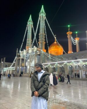 Asim Azhar Instagram - Ramadan Mubarak 🌙 

So lucky to be seeing the start of this holy month at the doorstep of Ahl-e-Bayt (as) with my family, Alhamdulillah. Aap sab ke liye duaa aur pyaar 🤲🏽