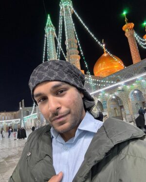 Asim Azhar Instagram - Ramadan Mubarak 🌙 

So lucky to be seeing the start of this holy month at the doorstep of Ahl-e-Bayt (as) with my family, Alhamdulillah. Aap sab ke liye duaa aur pyaar 🤲🏽