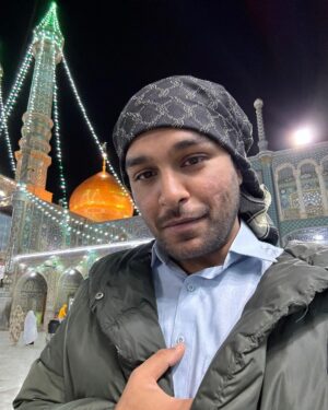 Asim Azhar Instagram - Ramadan Mubarak 🌙 

So lucky to be seeing the start of this holy month at the doorstep of Ahl-e-Bayt (as) with my family, Alhamdulillah. Aap sab ke liye duaa aur pyaar 🤲🏽