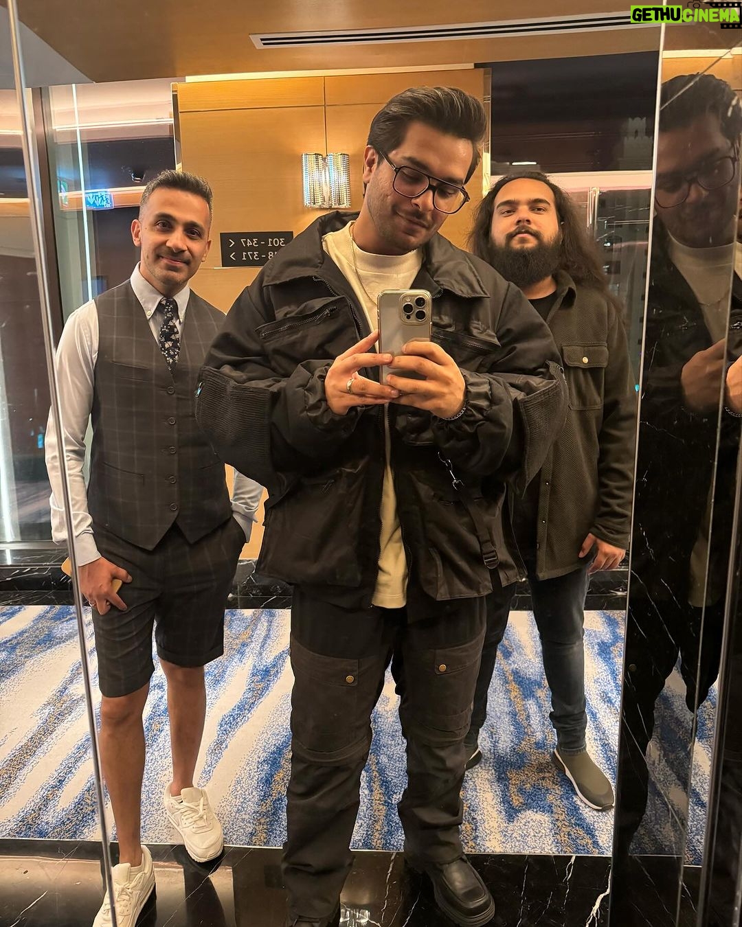 Asim Azhar Instagram - HAPPY NEW YEAR 💛🇦🇪 Kempinski Palm Jumeirah....