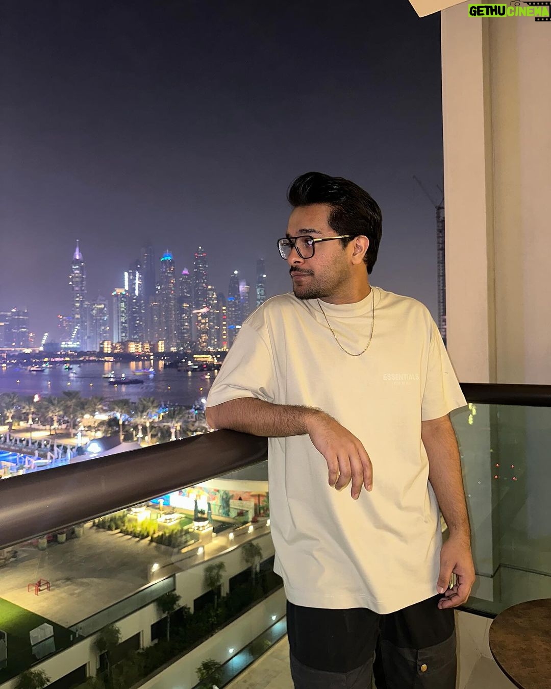 Asim Azhar Instagram - HAPPY NEW YEAR 💛🇦🇪 Kempinski Palm Jumeirah....