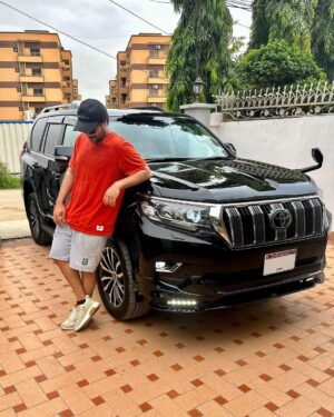 Asim Azhar Instagram - Alhamdulillah for everything. 🙏🏽❤️

Sharing a little moment of happiness with you guys today. Thank you for making all my dreams come true. 

Please say MashaAllah 😋 #newride