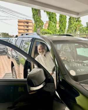 Asim Azhar Instagram - Alhamdulillah for everything. 🙏🏽❤️

Sharing a little moment of happiness with you guys today. Thank you for making all my dreams come true. 

Please say MashaAllah 😋 #newride