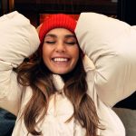 Aslı Enver Instagram - Kırmızı başıklı kız… Kaçta? Hangi? Ne ile? Niçin? N’olmuş? Kimi? Nerede? Nasıl? Ne zaman? Kimden? Neyi? Ne belli? Neye? Kim?🫢🧶