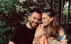 Aslı Enver Instagram - Benim güzel ailem♥️4 Temmuz 2023. Hayatımın en özel günü... Ziyarete gelen, arayan, mesaj gönderen herkese yürekten teşekkürler. Mutlu ,huzurlu, bol kahkahalı büyütebilmek dileğiyle. Hoş geldin Eloşum 🐣