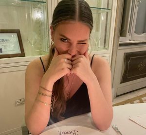 Aslı Enver Instagram - Hayatımdaki her şey ve herkes için teşekkür ederim…👆🏻🙏🏻🤍