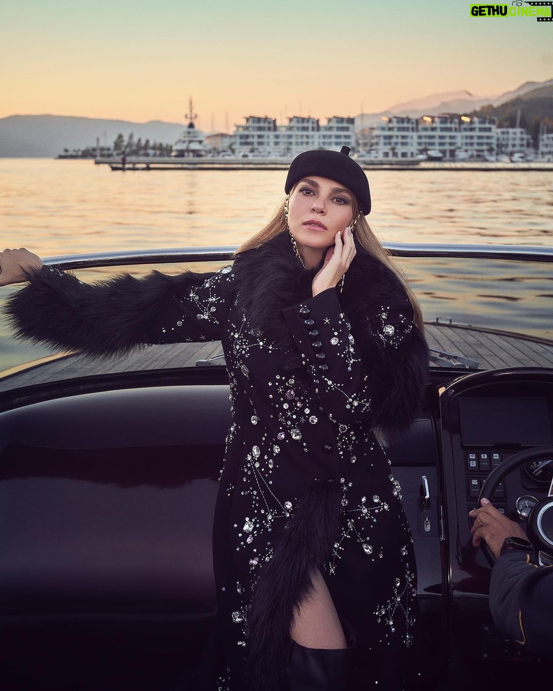 Aslı Enver Instagram - #InStyle200 Genel Yayın Yönetmeni: @isiksimsek Röportaj: @cerenarseven Fotoğraf: @emredogru Styling: @nazlikayran Styling Asistanları: @ekinsuoktar, @lyankaplun Saç ve Makyaj: @dogukantncr - Önder Tiryaki Studio Fotoğraf Asistanı: @egeemistekin Videographer: @zinanguven Mekan: @portonovi @pinarcura @gucci elbise.