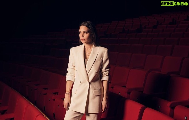 Aslı Enver Instagram - Hakan Gence ile Sırça oyunumuz için buluştuk. Keyifli okumalar 🤩🤩 @hakangence @muhsinakgunofficial @sircaoyun @ipekbilginipek @guvenyadamurat @cemyigituzumoglu @ibrahimcicek