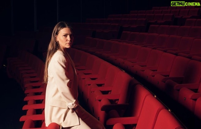 Aslı Enver Instagram - Hakan Gence ile Sırça oyunumuz için buluştuk. Keyifli okumalar 🤩🤩 @hakangence @muhsinakgunofficial @sircaoyun @ipekbilginipek @guvenyadamurat @cemyigituzumoglu @ibrahimcicek