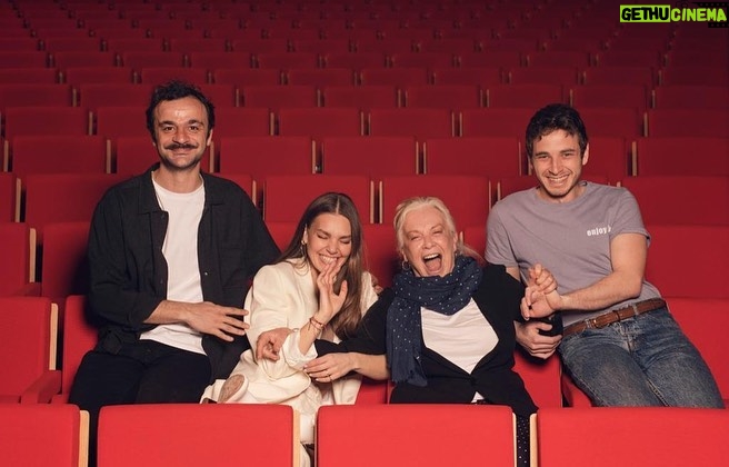 Aslı Enver Instagram - Hakan Gence ile Sırça oyunumuz için buluştuk. Keyifli okumalar 🤩🤩 @hakangence @muhsinakgunofficial @sircaoyun @ipekbilginipek @guvenyadamurat @cemyigituzumoglu @ibrahimcicek