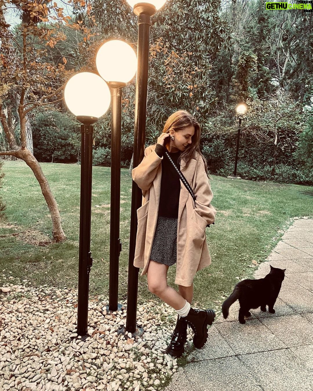 Aslı Enver Instagram - I’m singin’ with the 🐈⬛🖤