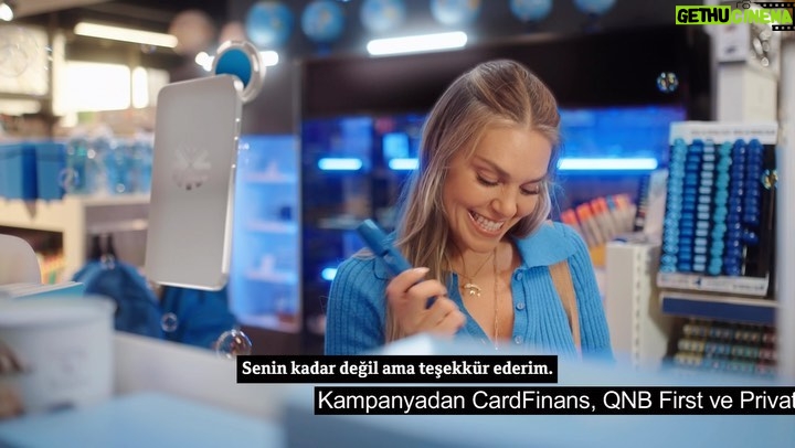 Aslı Enver Instagram - Sevinçliyiz hepimiz, yaşasın yeni reklamımız📚✏️💙 @qnbfinansbank #işbirliği @cardfinans