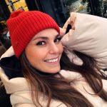 Aslı Enver Instagram - Kırmızı başıklı kız… Kaçta? Hangi? Ne ile? Niçin? N’olmuş? Kimi? Nerede? Nasıl? Ne zaman? Kimden? Neyi? Ne belli? Neye? Kim?🫢🧶