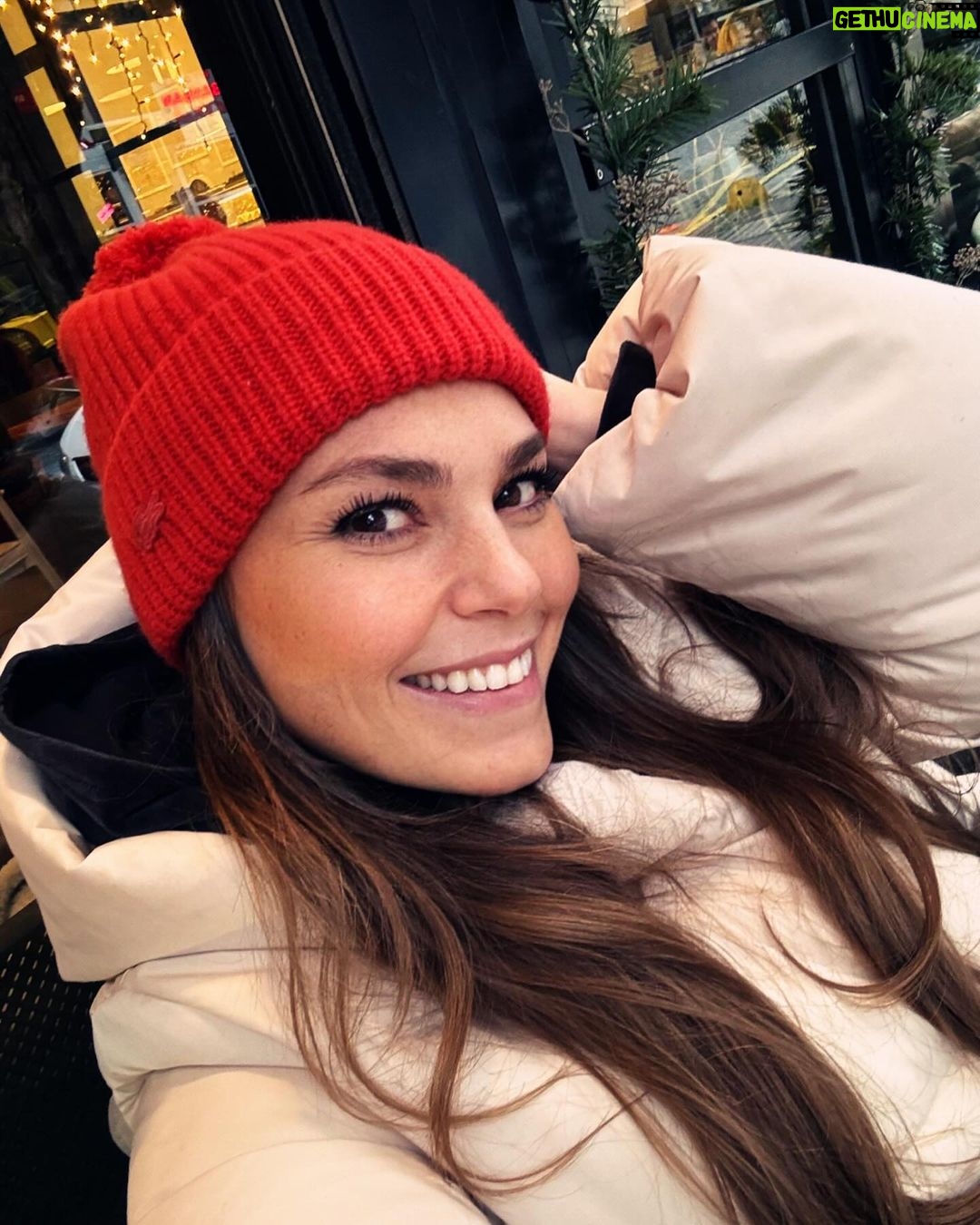 Aslı Enver Instagram - Kırmızı başıklı kız… Kaçta? Hangi? Ne ile? Niçin? N’olmuş? Kimi? Nerede? Nasıl? Ne zaman? Kimden? Neyi? Ne belli? Neye? Kim?🫢🧶