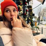 Aslı Enver Instagram - Kırmızı başıklı kız… Kaçta? Hangi? Ne ile? Niçin? N’olmuş? Kimi? Nerede? Nasıl? Ne zaman? Kimden? Neyi? Ne belli? Neye? Kim?🫢🧶
