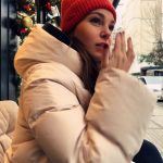 Aslı Enver Instagram - Kırmızı başıklı kız… Kaçta? Hangi? Ne ile? Niçin? N’olmuş? Kimi? Nerede? Nasıl? Ne zaman? Kimden? Neyi? Ne belli? Neye? Kim?🫢🧶