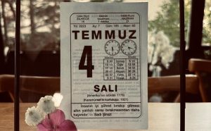 Aslı Enver Instagram - Benim güzel ailem♥️4 Temmuz 2023. Hayatımın en özel günü... Ziyarete gelen, arayan, mesaj gönderen herkese yürekten teşekkürler. Mutlu ,huzurlu, bol kahkahalı büyütebilmek dileğiyle. Hoş geldin Eloşum 🐣