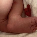 Aslı Enver Instagram – Benim güzel ailem♥️4 Temmuz 2023. Hayatımın en özel günü… Ziyarete gelen, arayan, mesaj gönderen herkese yürekten teşekkürler. Mutlu ,huzurlu, bol kahkahalı büyütebilmek dileğiyle. Hoş geldin Eloşum 🐣