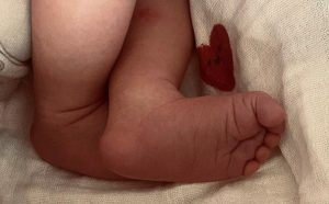 Aslı Enver Instagram - Benim güzel ailem♥️4 Temmuz 2023. Hayatımın en özel günü... Ziyarete gelen, arayan, mesaj gönderen herkese yürekten teşekkürler. Mutlu ,huzurlu, bol kahkahalı büyütebilmek dileğiyle. Hoş geldin Eloşum 🐣