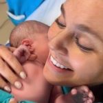 Aslı Enver Instagram – Benim güzel ailem♥️4 Temmuz 2023. Hayatımın en özel günü… Ziyarete gelen, arayan, mesaj gönderen herkese yürekten teşekkürler. Mutlu ,huzurlu, bol kahkahalı büyütebilmek dileğiyle. Hoş geldin Eloşum 🐣