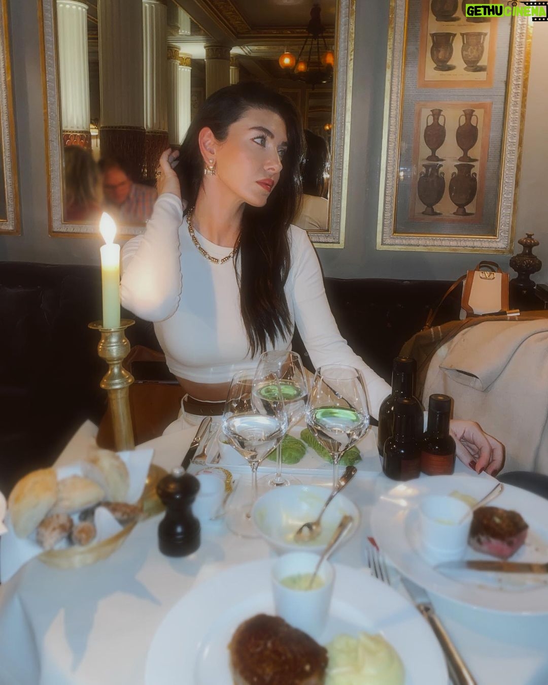 Aslıhan Güner Instagram - ✨🤍✨ Paris, France