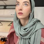 Aslıhan Güner Instagram - Zübeyde..🌹 20’li yaşlarından 60’lı yaşlarına.. 👧🏻👵🏼 Dönüştüğüm ve değiştiğim en değerli kadın.. Hem bana,hem de Türk sinemasına bir armağan oldu.. Gururla ♥️👏🏻 🙏🏻 @zubeydefilmi #backstage