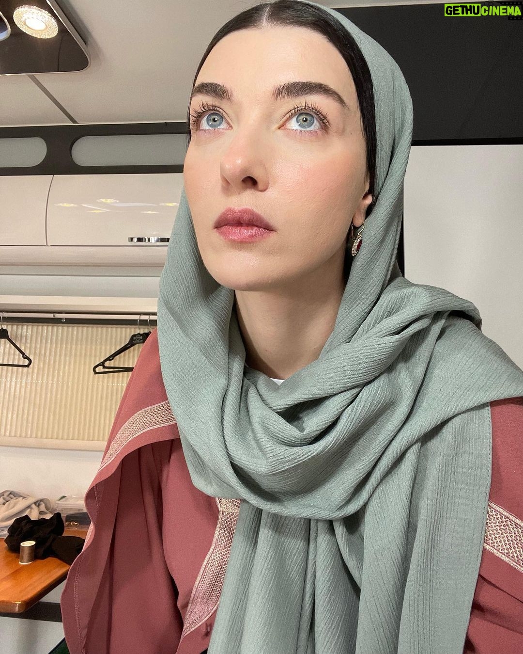 Aslıhan Güner Instagram - Zübeyde..🌹 20’li yaşlarından 60’lı yaşlarına.. 👧🏻👵🏼 Dönüştüğüm ve değiştiğim en değerli kadın.. Hem bana,hem de Türk sinemasına bir armağan oldu.. Gururla ♥️👏🏻 🙏🏻 @zubeydefilmi #backstage