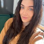 Aslıhan Güner Instagram - Zübeyde..🌹 20’li yaşlarından 60’lı yaşlarına.. 👧🏻👵🏼 Dönüştüğüm ve değiştiğim en değerli kadın.. Hem bana,hem de Türk sinemasına bir armağan oldu.. Gururla ♥️👏🏻 🙏🏻 @zubeydefilmi #backstage