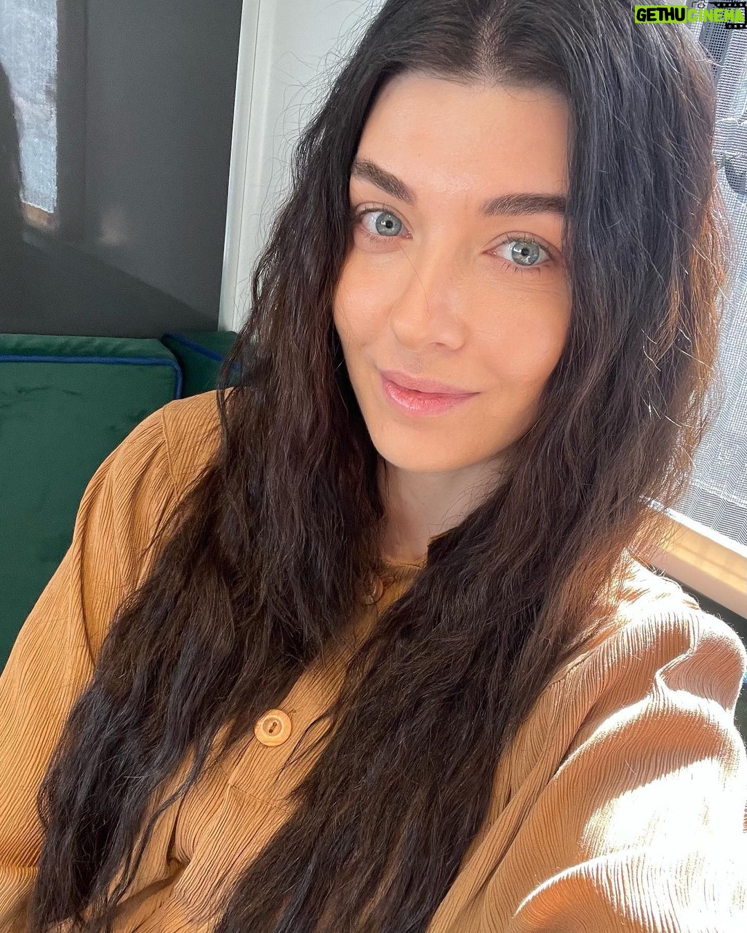 Aslıhan Güner Instagram - Zübeyde..🌹 20’li yaşlarından 60’lı yaşlarına.. 👧🏻👵🏼 Dönüştüğüm ve değiştiğim en değerli kadın.. Hem bana,hem de Türk sinemasına bir armağan oldu.. Gururla ♥️👏🏻 🙏🏻 @zubeydefilmi #backstage