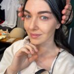 Aslıhan Güner Instagram - Zübeyde..🌹 20’li yaşlarından 60’lı yaşlarına.. 👧🏻👵🏼 Dönüştüğüm ve değiştiğim en değerli kadın.. Hem bana,hem de Türk sinemasına bir armağan oldu.. Gururla ♥️👏🏻 🙏🏻 @zubeydefilmi #backstage