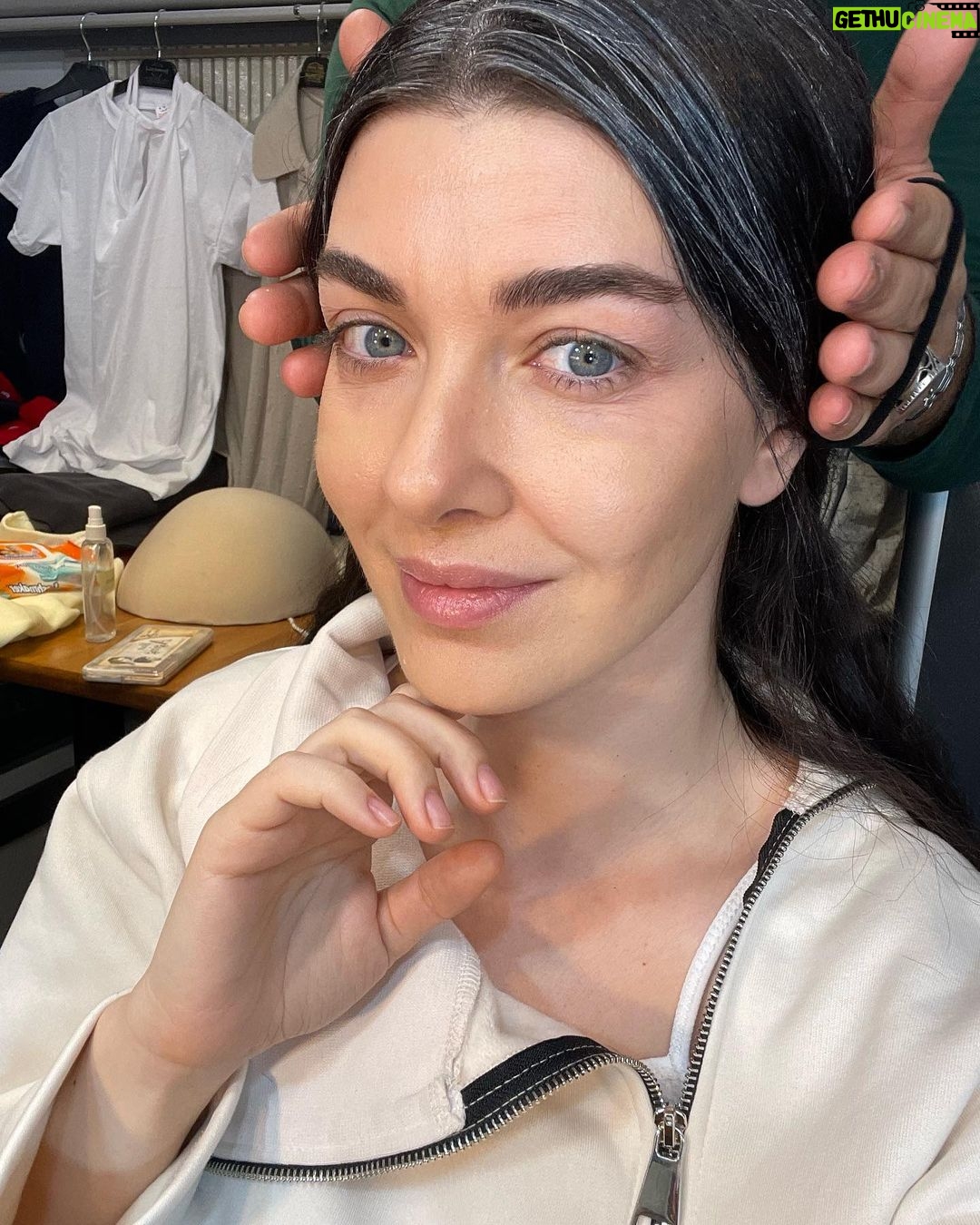 Aslıhan Güner Instagram - Zübeyde..🌹 20’li yaşlarından 60’lı yaşlarına.. 👧🏻👵🏼 Dönüştüğüm ve değiştiğim en değerli kadın.. Hem bana,hem de Türk sinemasına bir armağan oldu.. Gururla ♥️👏🏻 🙏🏻 @zubeydefilmi #backstage