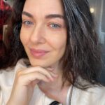 Aslıhan Güner Instagram - Zübeyde..🌹 20’li yaşlarından 60’lı yaşlarına.. 👧🏻👵🏼 Dönüştüğüm ve değiştiğim en değerli kadın.. Hem bana,hem de Türk sinemasına bir armağan oldu.. Gururla ♥️👏🏻 🙏🏻 @zubeydefilmi #backstage